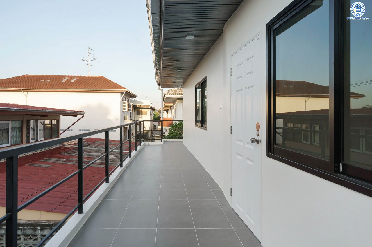 บ้านมือสองตกแต่งใหม่ โครงการ พลับพลาวิลล่า บรมราชชนนี หลังใหญ่พิเศษพร้อมอยู่ เนื้อที่ 57 ตร.ว. ดีไซน์สวย ฟังก์ชัน 4 ห้องนอน 3 ห้องน้ำ 2 ที่จอดรถ บนทำเลเดินทางสะดวก เชื่อมต่อหลายเส้นทาง ใกล้เซ็นทรัลปิ่นเกล้า จุดขึ้นทางด่วน "ศรีรัช" และเพียง 10 นาทีถึงMRT "สถานีไฟฉาย"